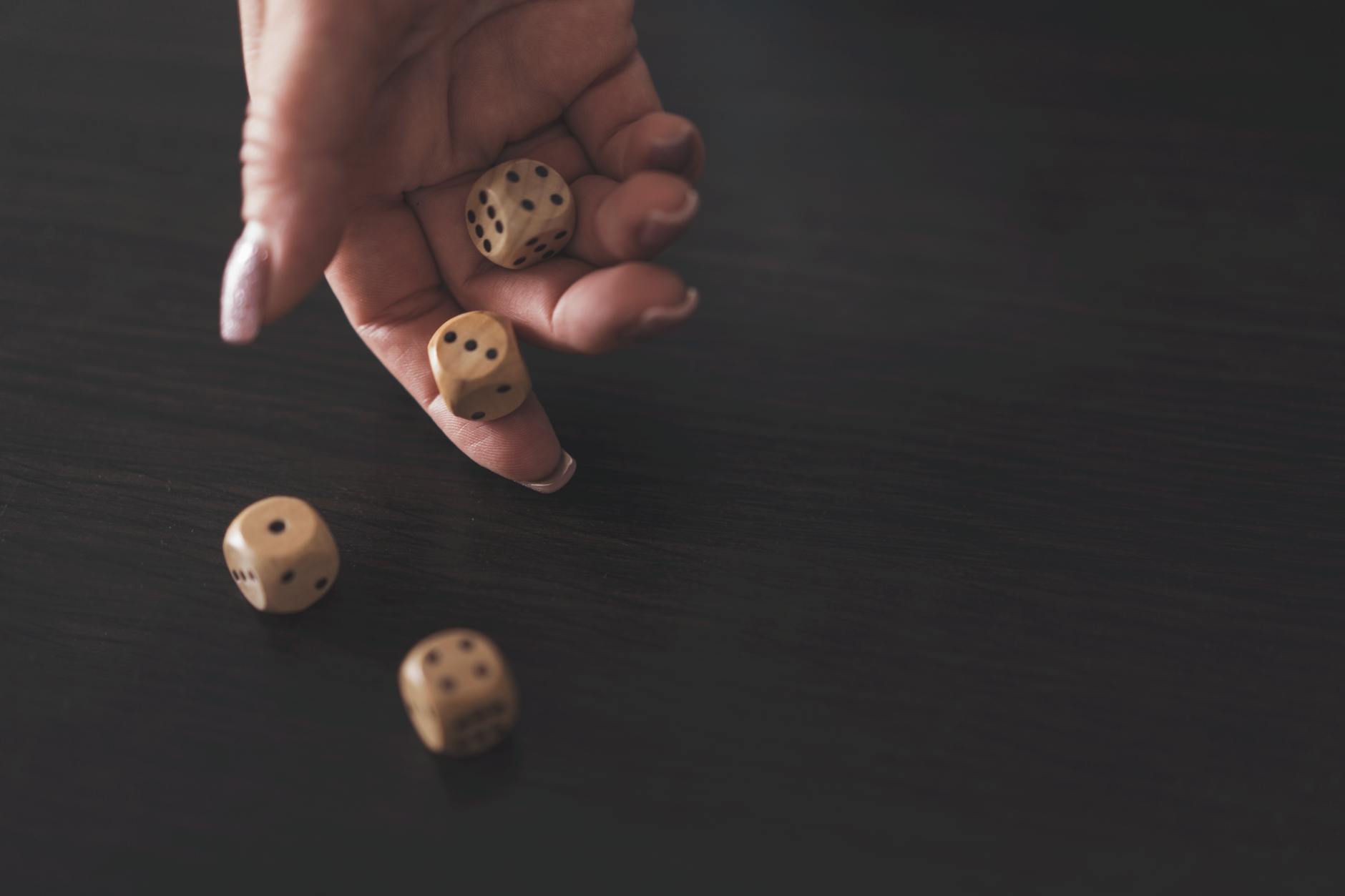 Minh họa giá trị lá bài và cách cộng điểm cơ bản trong baccarat.