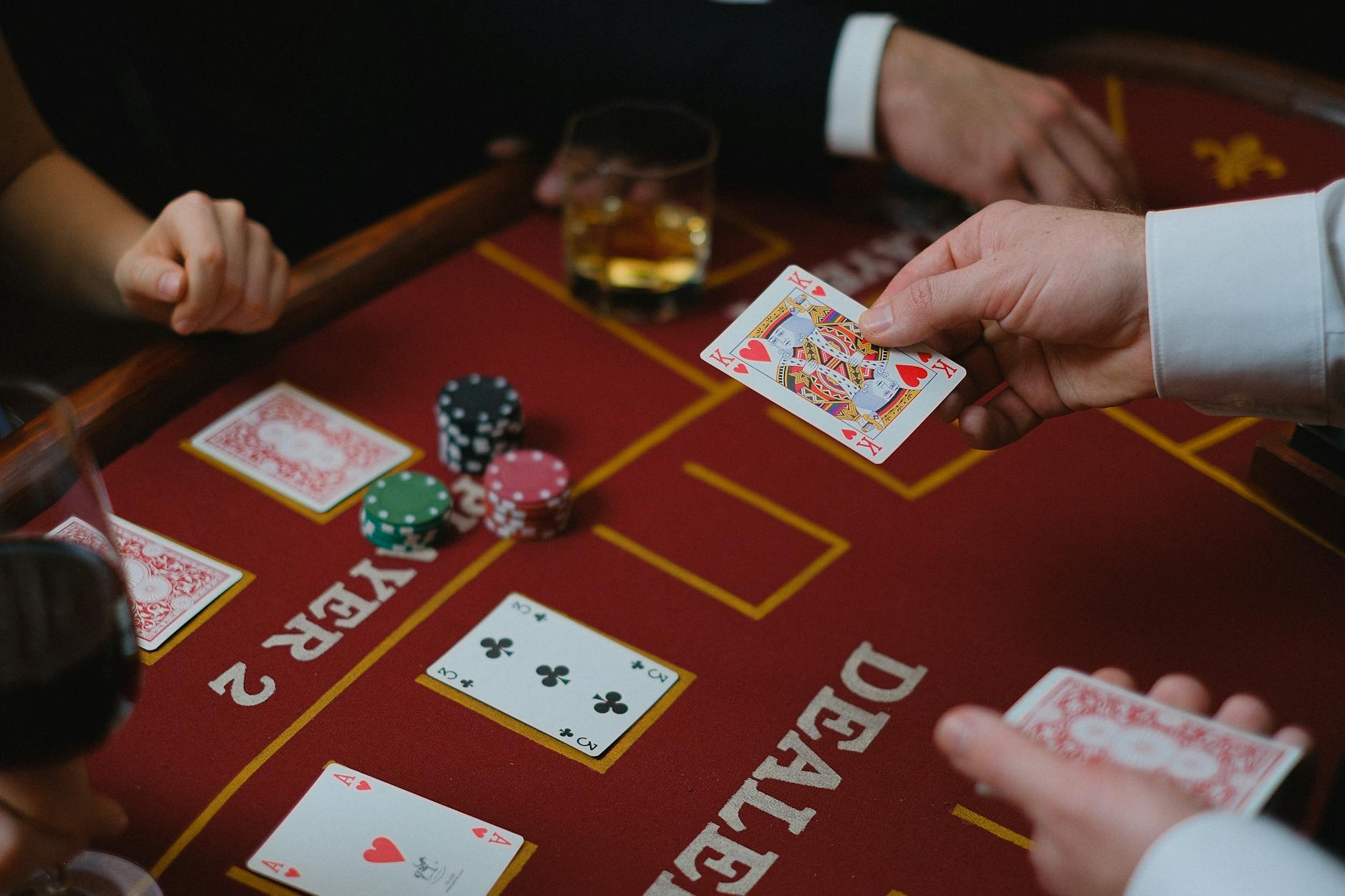 Hình ảnh phù hợp để giải thích quy tắc rút lá thứ ba của Player và Banker.